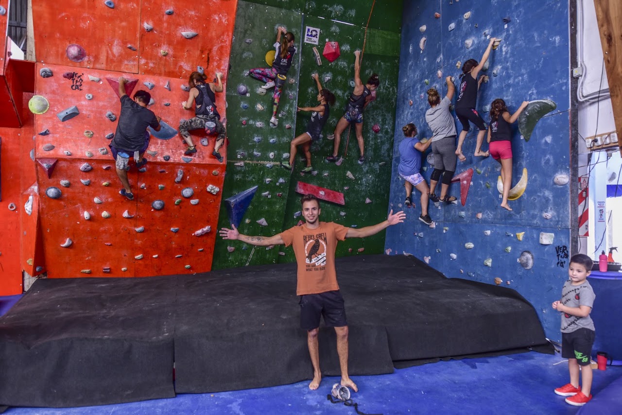 Alumnos escalando en la pared de boulder de Vertical GYM