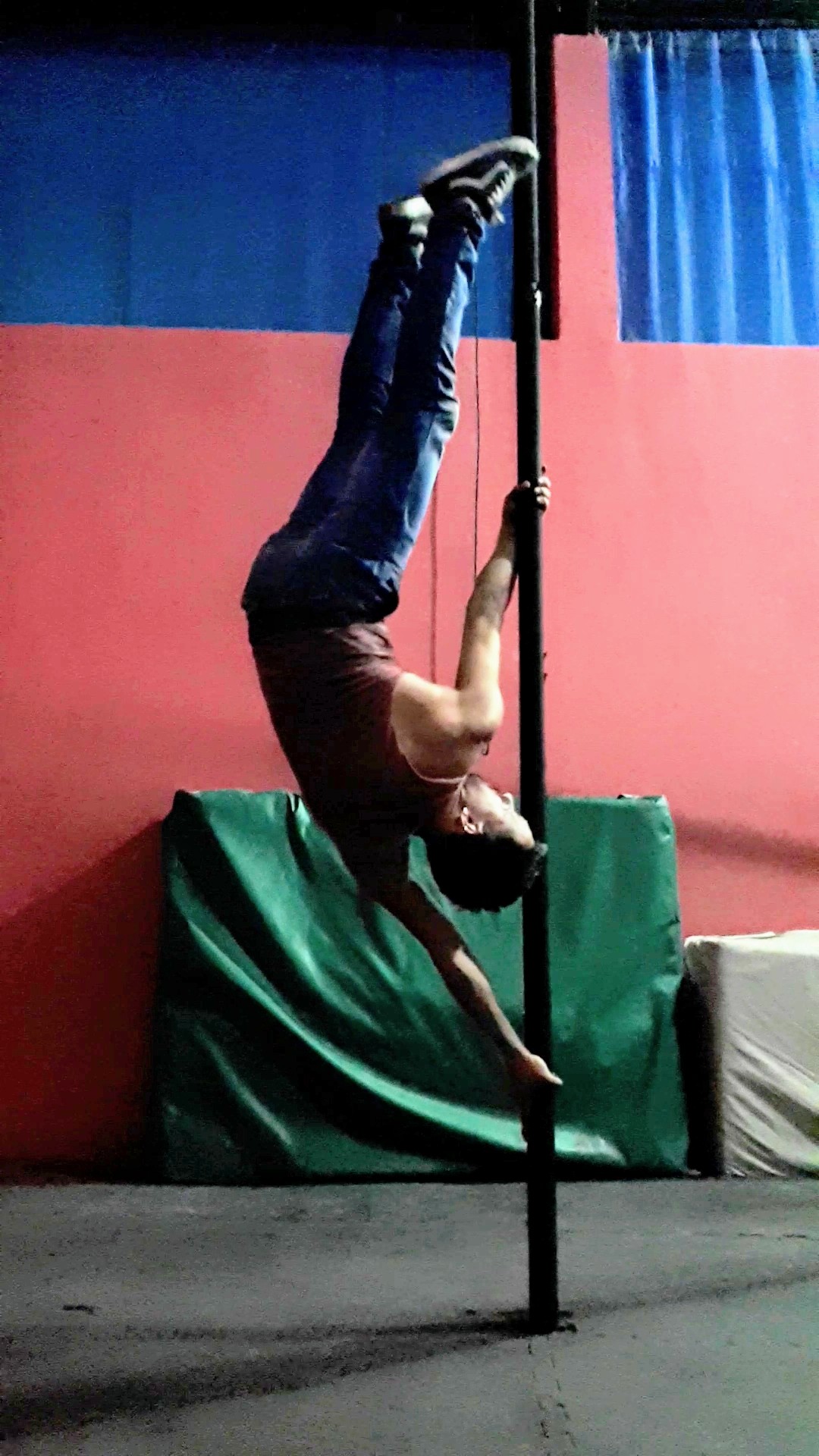 Acrobacia aérea en telas y trapecio