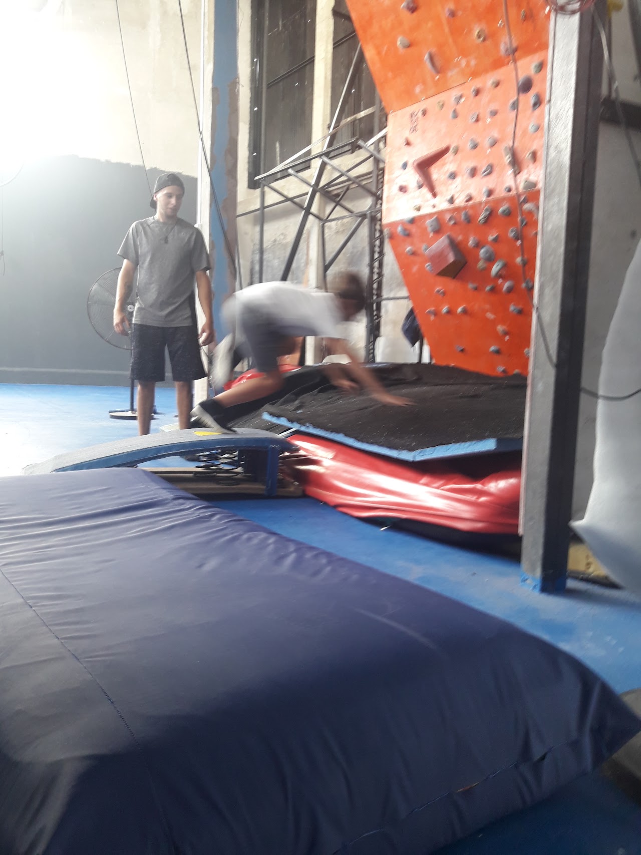 Salto y trampolín junto a la pared de boulder