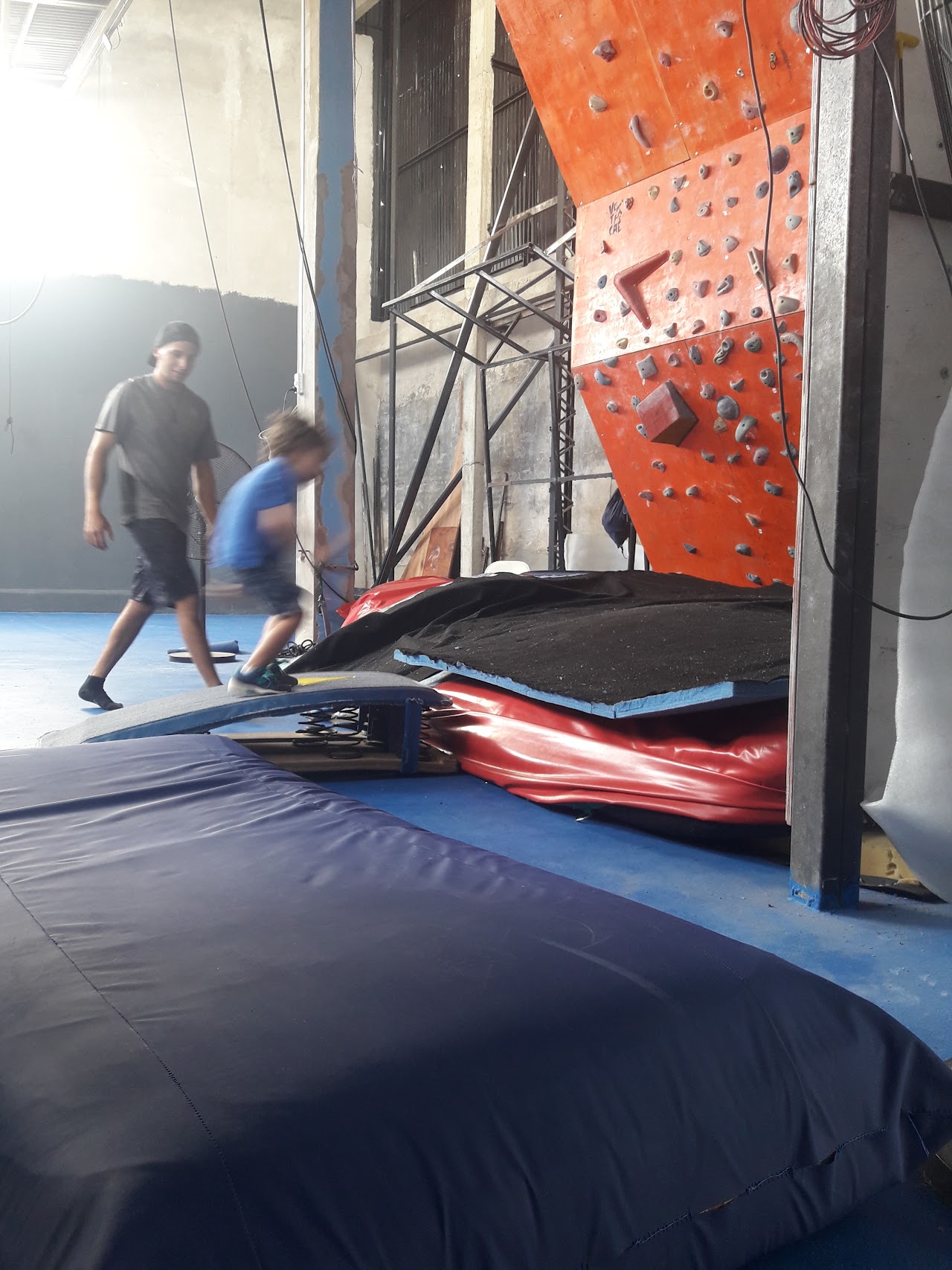 Chicos entrenando en familia en Vertical GYM